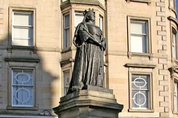 a statue in front of a building